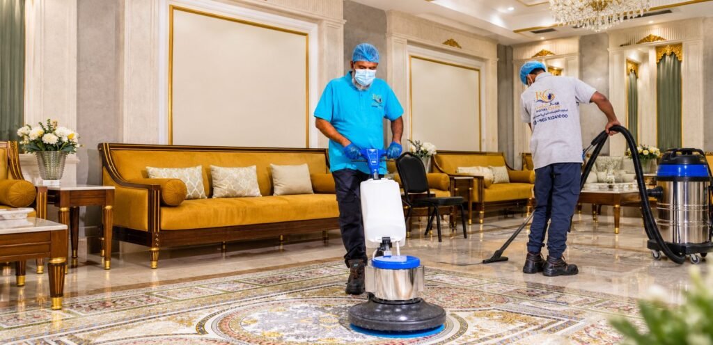 تنظيف المكاتب والمساحات الكبيرة